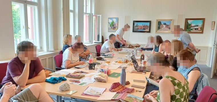 Rucne źěło na serbski abo moderna pśěza | Gemeinsam Handarbeiten – auf Niedersorbisch