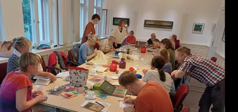 Rucne źěło na serbski abo moderna pśěza | Gemeinsam Handarbeiten – auf Niedersorbisch