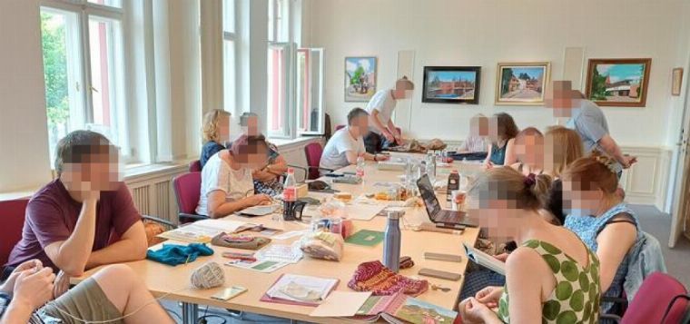 Rucne źěło na serbski abo moderna pśěza | Gemeinsam Handarbeiten – auf Niedersorbisch
