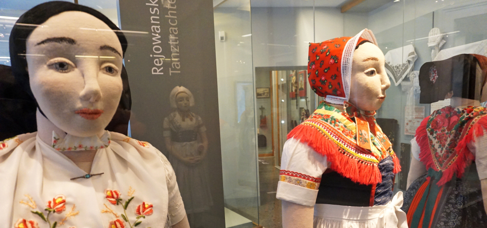 Wjedźenje k narodnym drastam, němsce